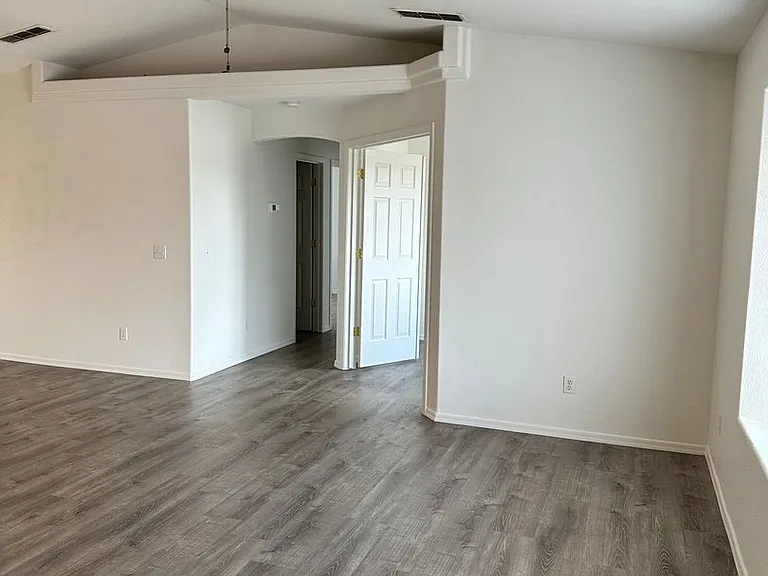 1514 Pebble Dr — Photo 4