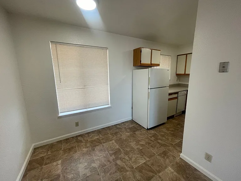 921 Fletcher Ln — Photo 6