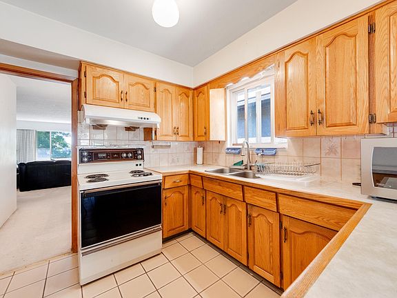5th image of 25 E 47th Ave