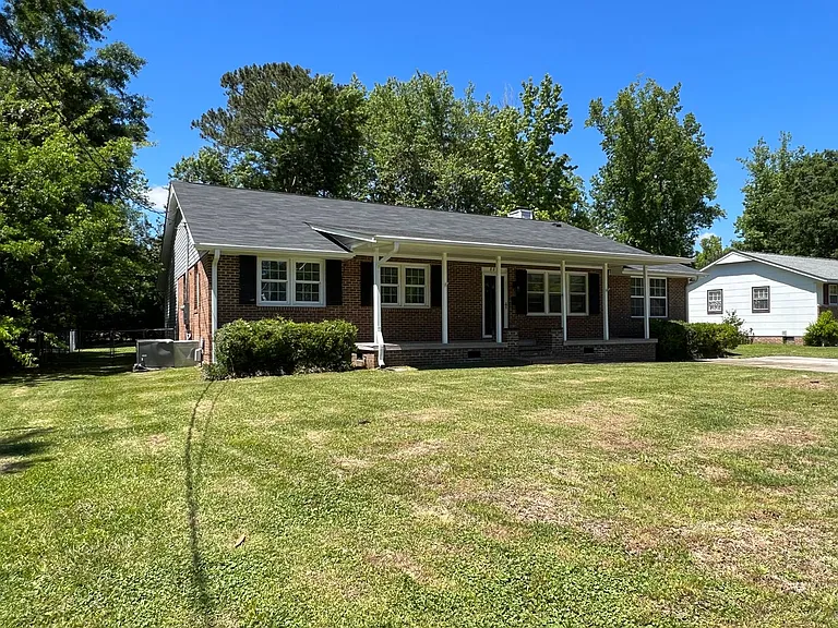 805 Gardenview Dr — Photo 2