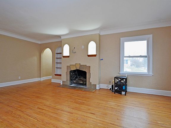 3rd image of 1901 Hyacinth Ave E