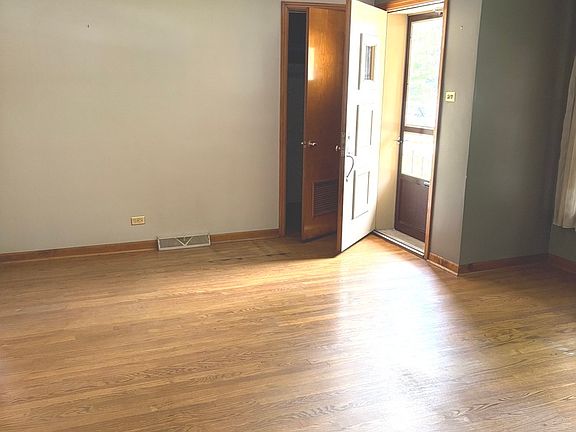 5th image of 10525 S Millard Ave