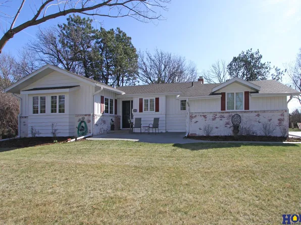 10430 Weeks Dr, Lincoln, NE 68516