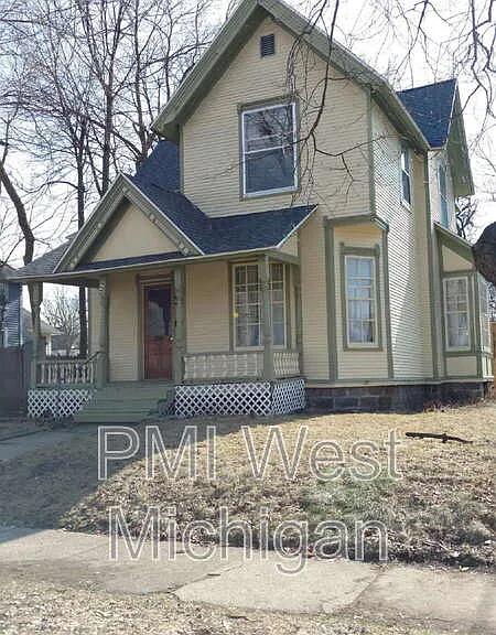 448 Thomas St SE — Photo 1