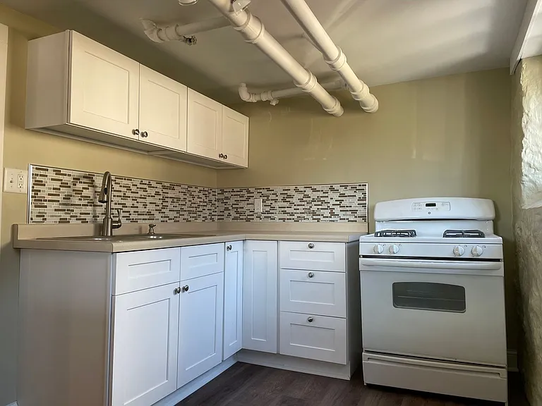 1910 E 3rd Street — Photo 3