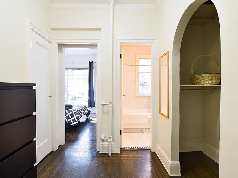 935 Jervis St #8 — Photo 13