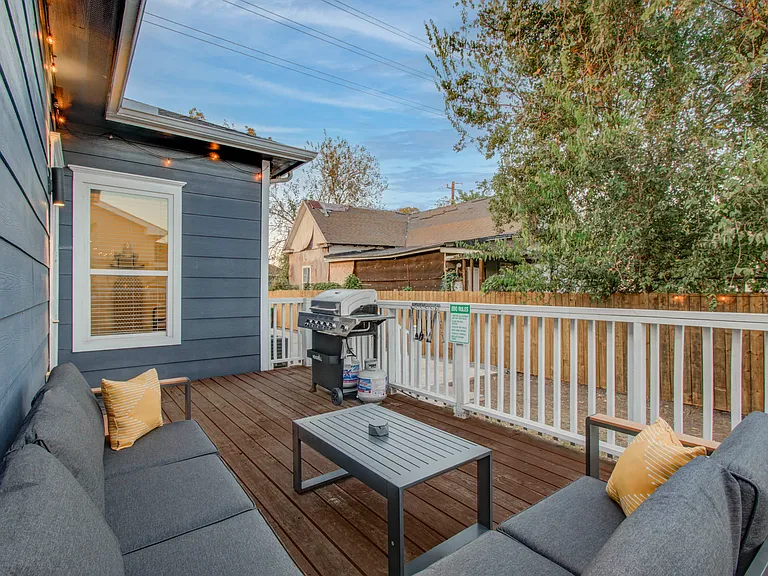 410 James St — Photo 2