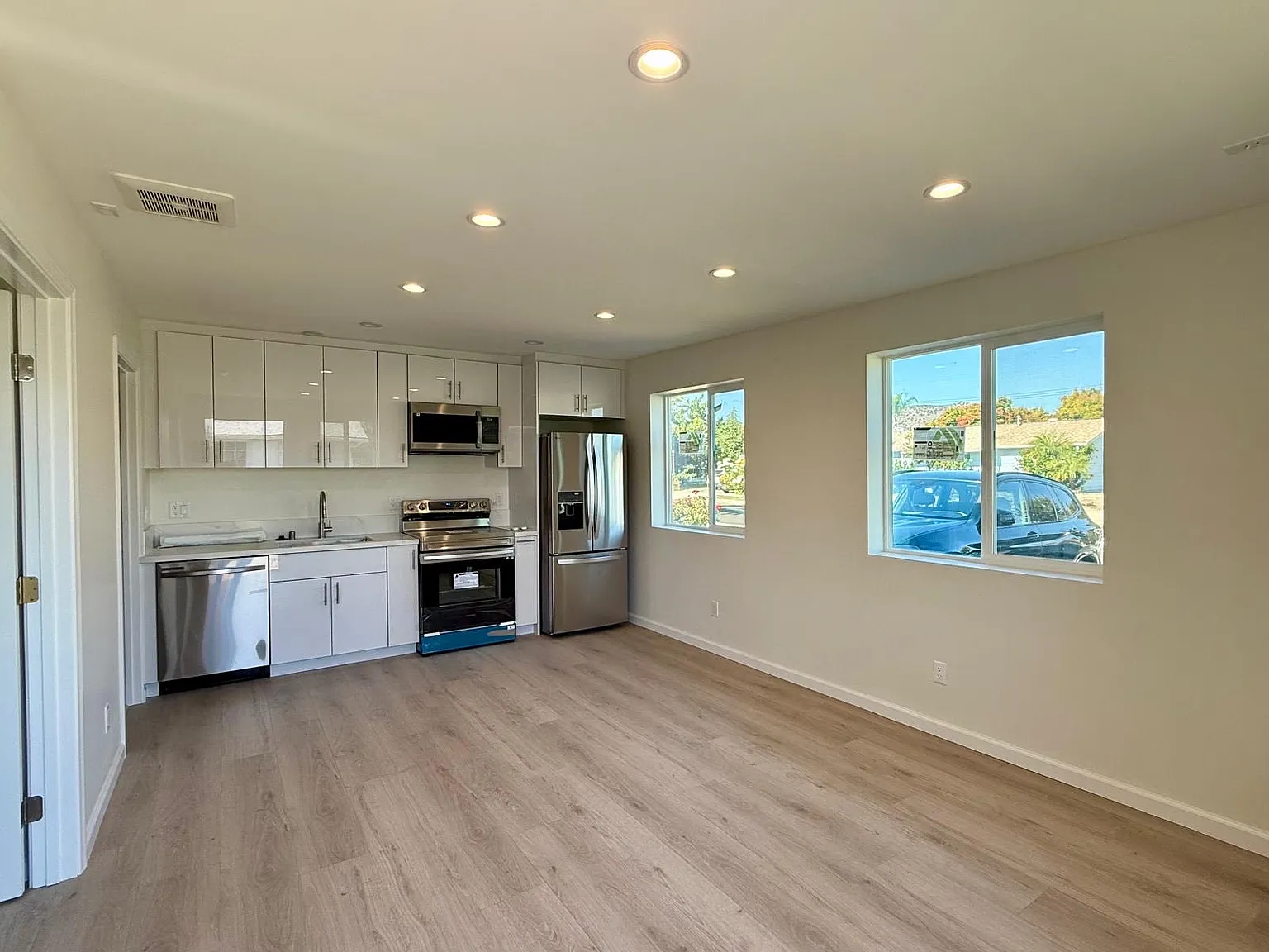 1 bed, 400 sqft, $2,150 — Photo 4