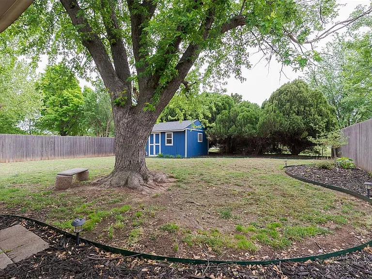 320 Elwood Dr — Photo 31