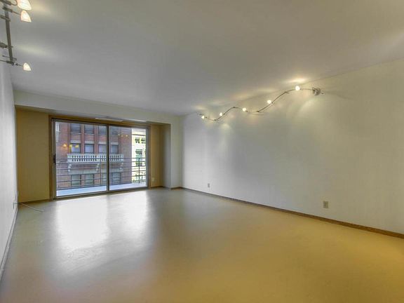 5th image of 26 10th St W Unit 406