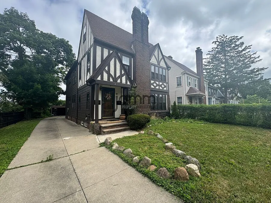 Charming Unit in Shaker Heights! — Photo 2