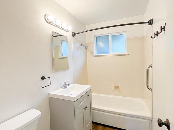 4th image of 800 Pracht St APT 2