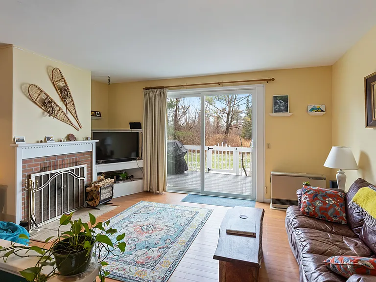 453 Westview Cir — Photo 1
