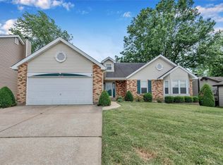 3052 Country Knoll Dr, Saint Charles, MO 63303