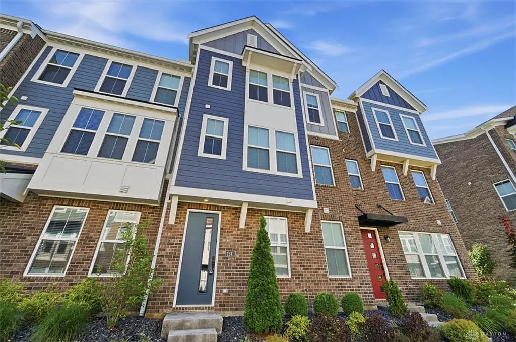 4 bed, 3.5 bath, 2196 sqft, $3,395 — Photo 3