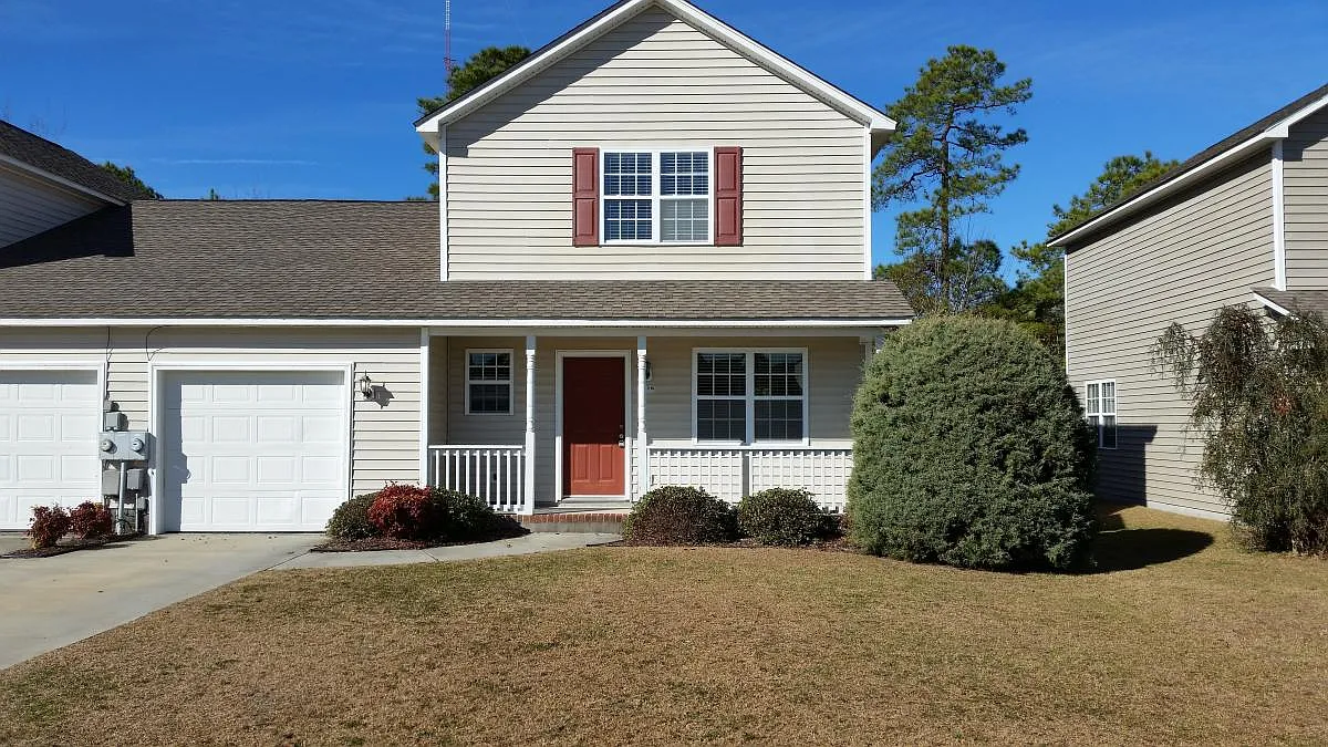 3 bed, 2.5 bath, 1300 sqft, $1,600 — Photo 1