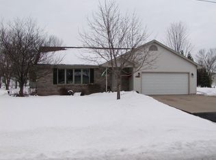 140 Kirkwood Dr, Oshkosh, WI 54904