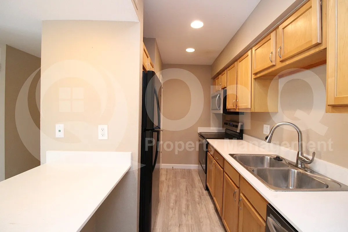 2 bed, 2.0 bath, 956 sqft, $1,350 — Photo 2