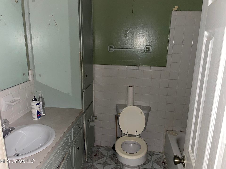 2nd image of 2377 Castle Hill Dr