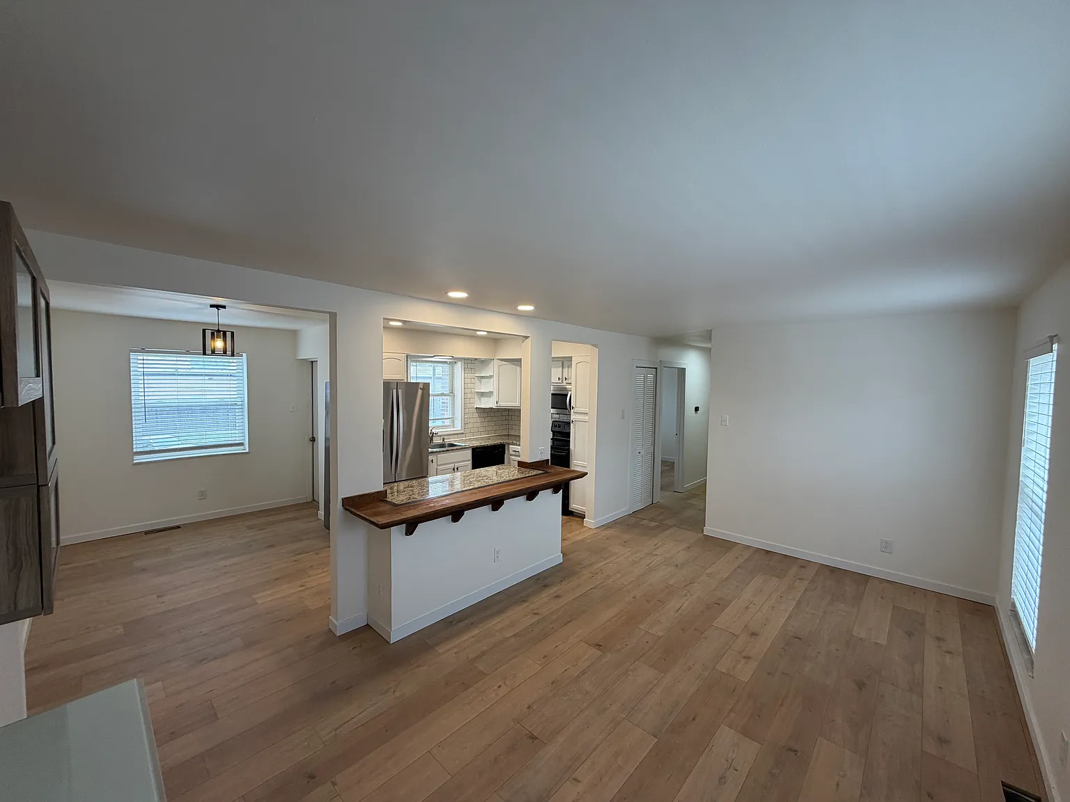 2 bed, 964 sqft, $1,300 — Photo 2