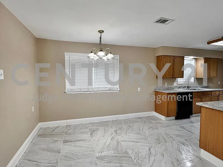 1914 W Northgate Dr — Photo 9