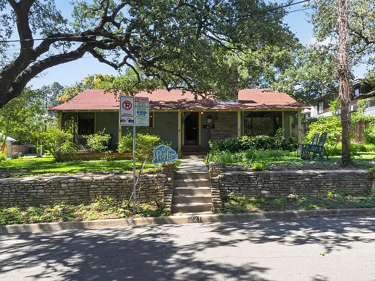 221 Park Ln — Photo 2