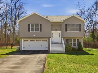 90 Mockingbird Dr, Exeter, RI 02822