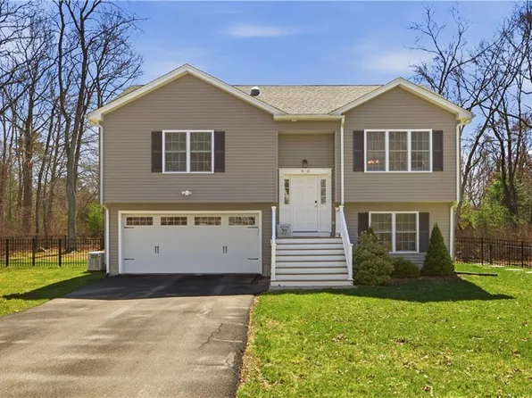 90 Mockingbird Dr, Exeter, RI 02822