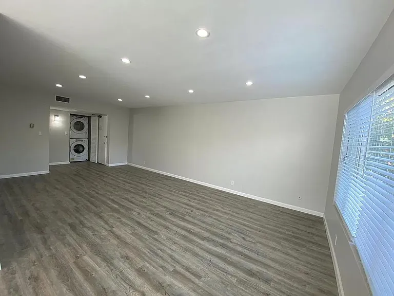 148 S Hayworth Ave #7 — Photo 2