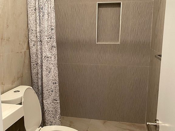 4th image of 25 Tennis Ct APT 6C