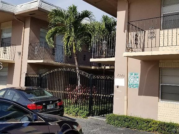 2nd image of 2545 Taft St APT 204