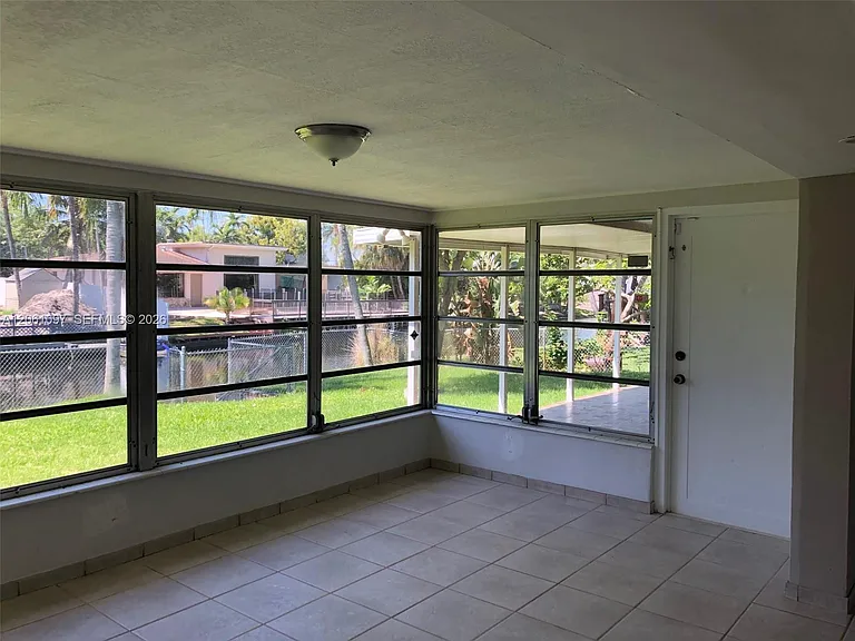 2560 NE 200th St — Photo 11
