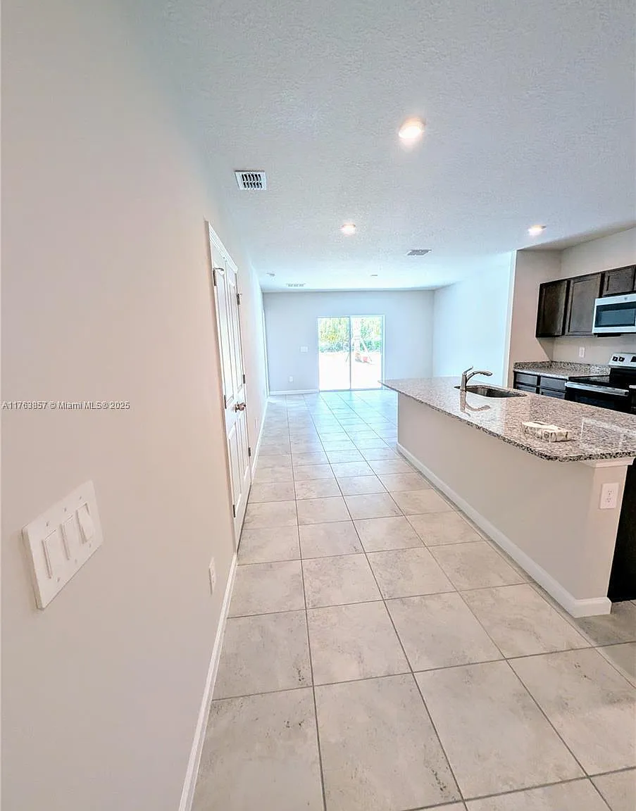 3 bed, 2.0 bath, 1529 sqft, $2,249 — Photo 4