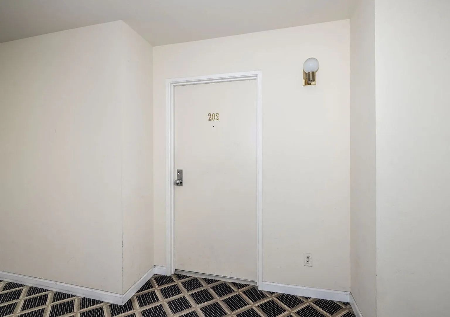 Well Maintained 1 Bed, 1 Bath Condo in Convenient Location — Photo 1