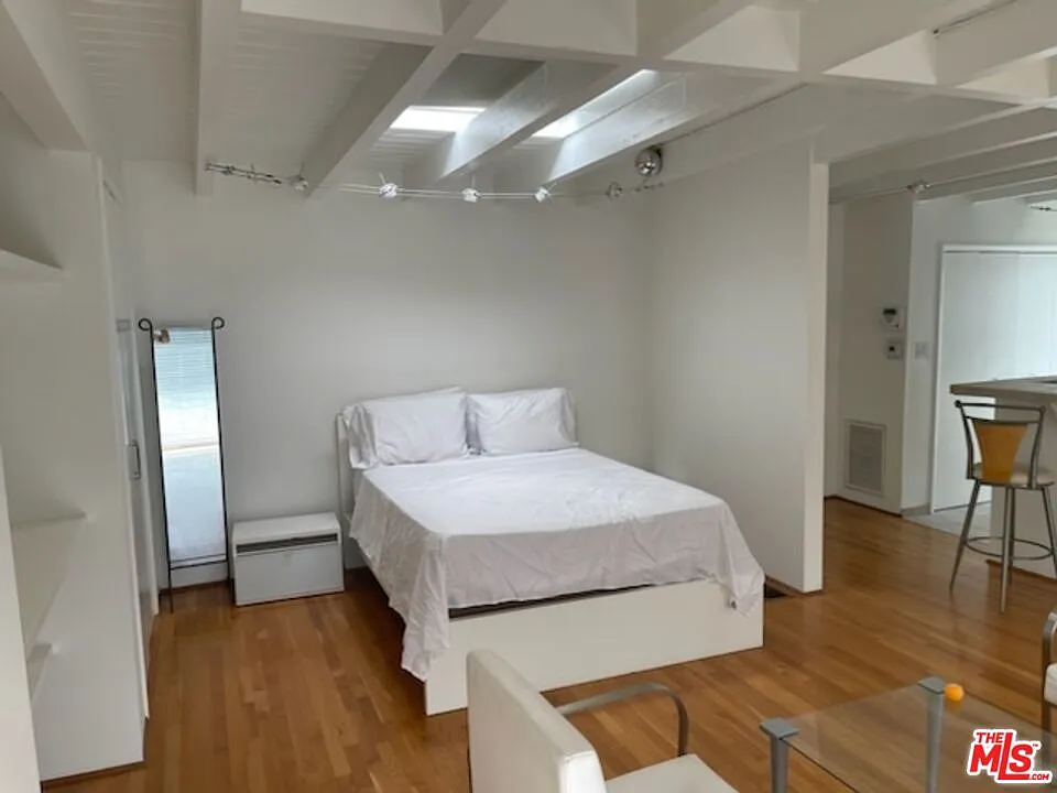Studio, 625 sqft, $2,750 — Photo 3