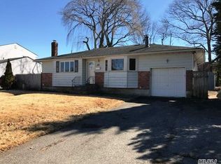 30 Sherbrooke Dr, Smithtown, NY 11787