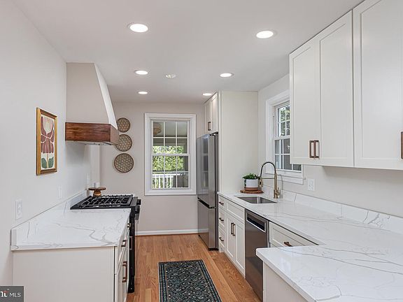 3rd image of 571 Woodbine Ave