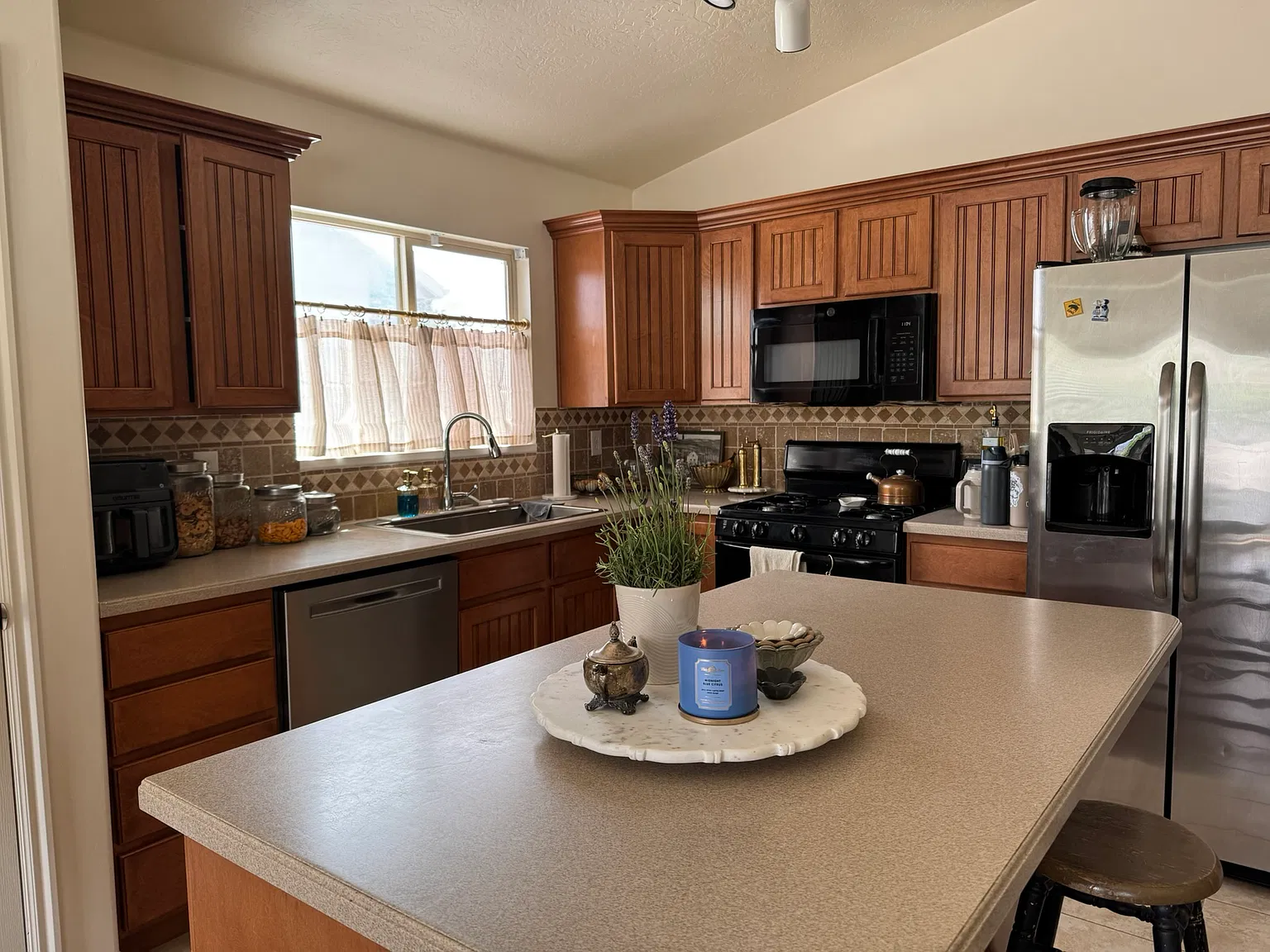 3 bed, 2976 sqft, $1,975 — Photo 4