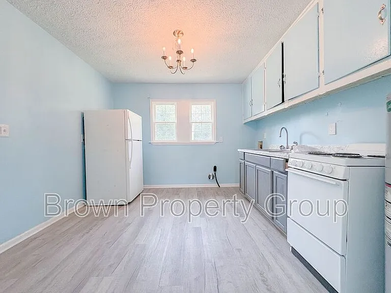 1547 Center St — Photo 3