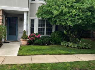 89 Pond View Dr, Pt Washington, NY 11050