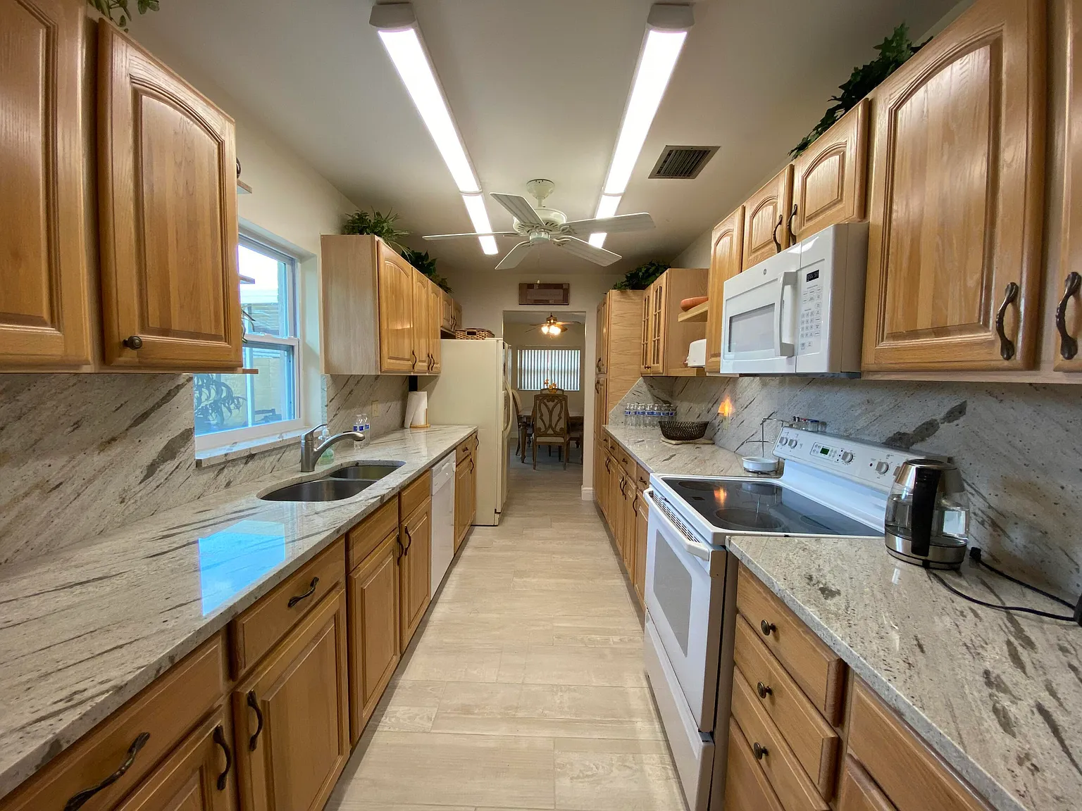 3 bed, 2.0 bath, 1758 sqft, $3,300 — Photo 3