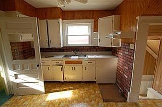 2nd image of 454 Blaine St