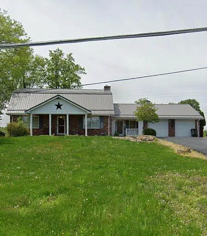 110 Willow St photo 1