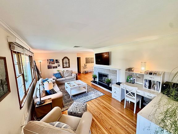 3rd image of 9 Knollwood Dr