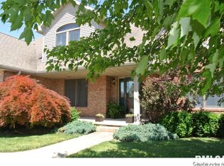 26 Elizabeth Pl, Jacksonville, IL 62650