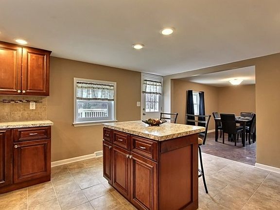 4th image of 4122 Dahlia Ct