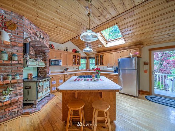 2nd image of 730 Lisa Ln