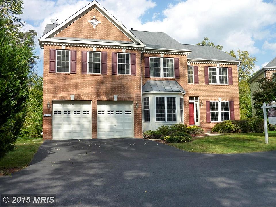 Brick-front Colonial, cul-de-sac location