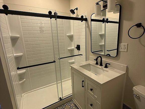 5th image of 418 Waukazoo Ave APT 5