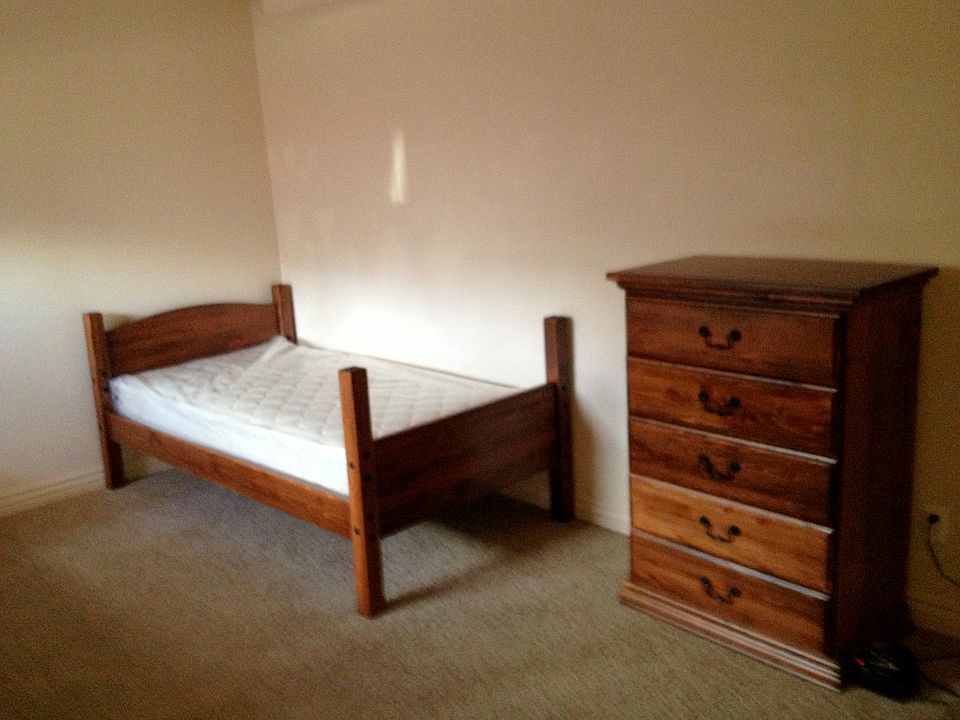 Large bdrm w full bath